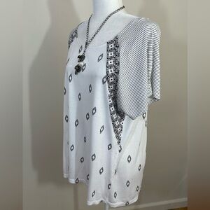 Old Navy sz lg tunic in white and black slightly oversized. Silky feel. New